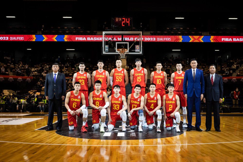 该博主还表示：“曼联对埃弗顿中场阿马杜-奥纳纳感兴趣，并且正在关注加维和琼阿梅尼，即使看起来签下他们的可能性不大。